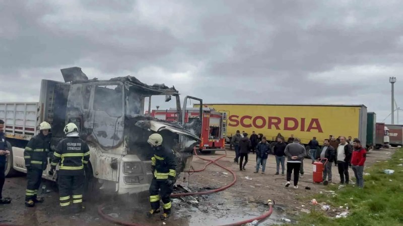 Tekirdağ'da Park Halindeki Tır Yangını