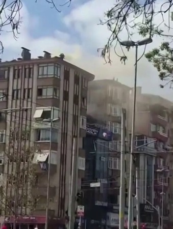 İzmit'te 7 Katlı Binanın Çatısında Yangın Korkuttu