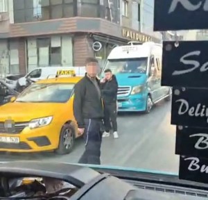 İzmir'de Minibüste Taciz İddiası Bıçaklı Gerginliğe Dönüştü