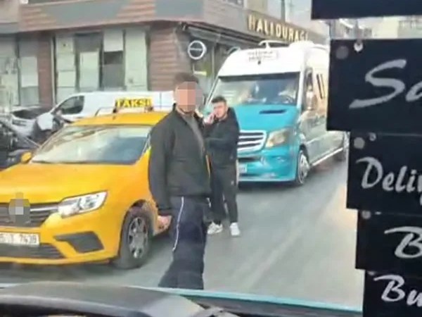 İzmir'de Minibüste Taciz İddiası Bıçaklı Gerginliğe Dönüştü