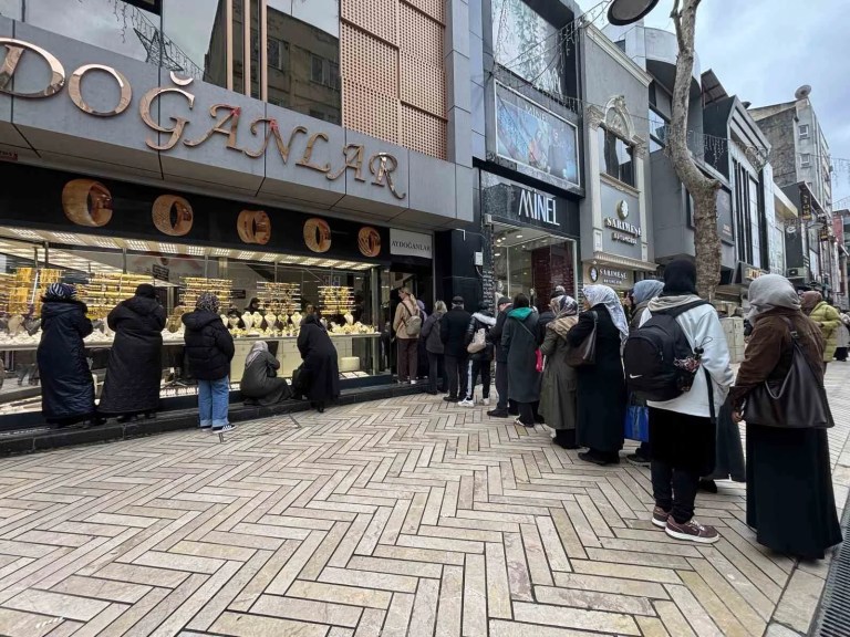 Kocaeli'de Altın Fiyatları Düşünce Kuyumcularda Yoğunluk Yaşandı