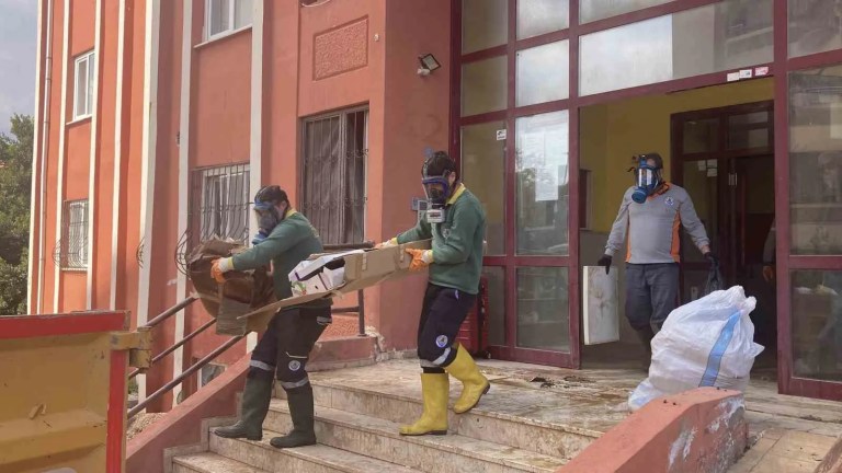 Ekipler Gaz Maskesiyle Girdi, İki Günde Temizledi: Evden Yedi Kamyonet Çöp Çıktı