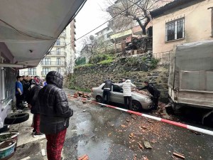 Kağıthane'de Bahçe Duvarı Park Halindeki Aracın Üzerine Devrildi