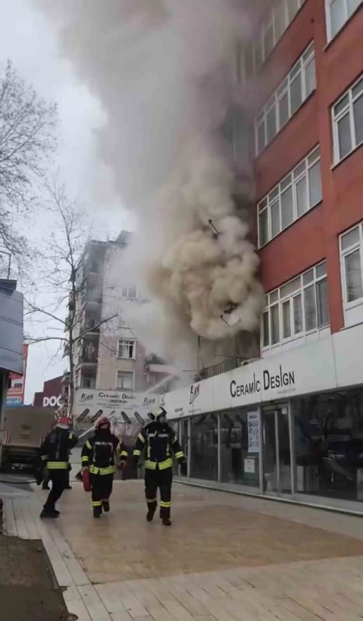 Gölcük'te Yangın: Dört Kişi Dumandan Etkilendi
