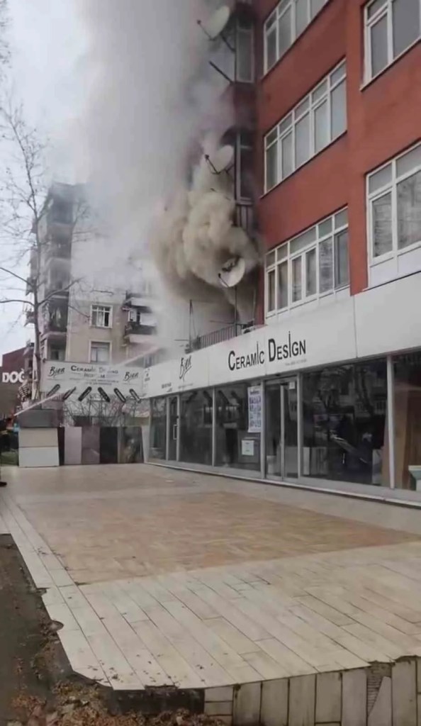 Gölcük'te Yangın: Dört Kişi Dumandan Etkilendi