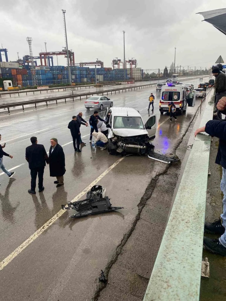 Kocaeli'de Zincirleme Trafik Kazası: Üç Kişi Yaralandı