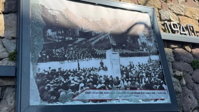 İzmit’te Atatürk rölyefi camı kırılarak tahrip edildi