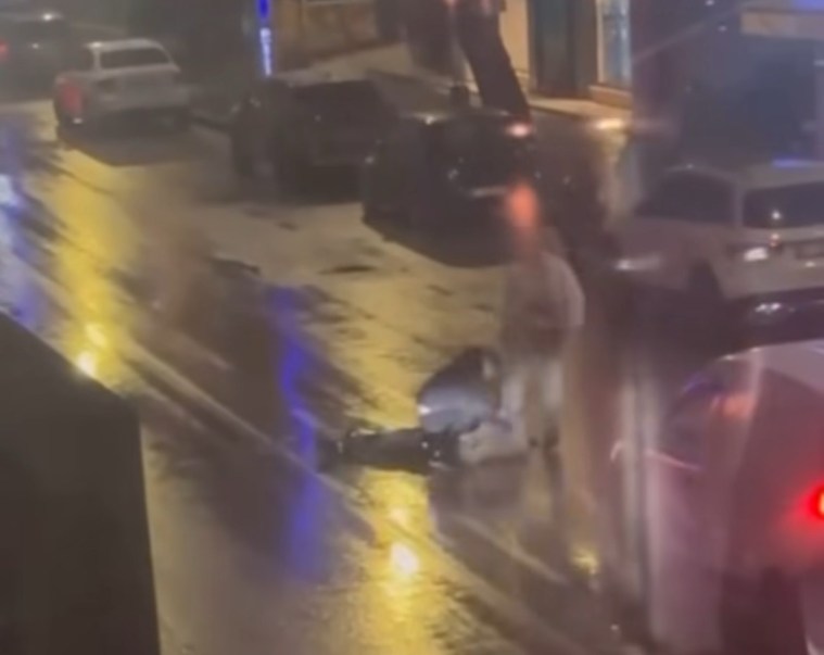 İzmit’in göbeğinde tekme tokat dövdüler!