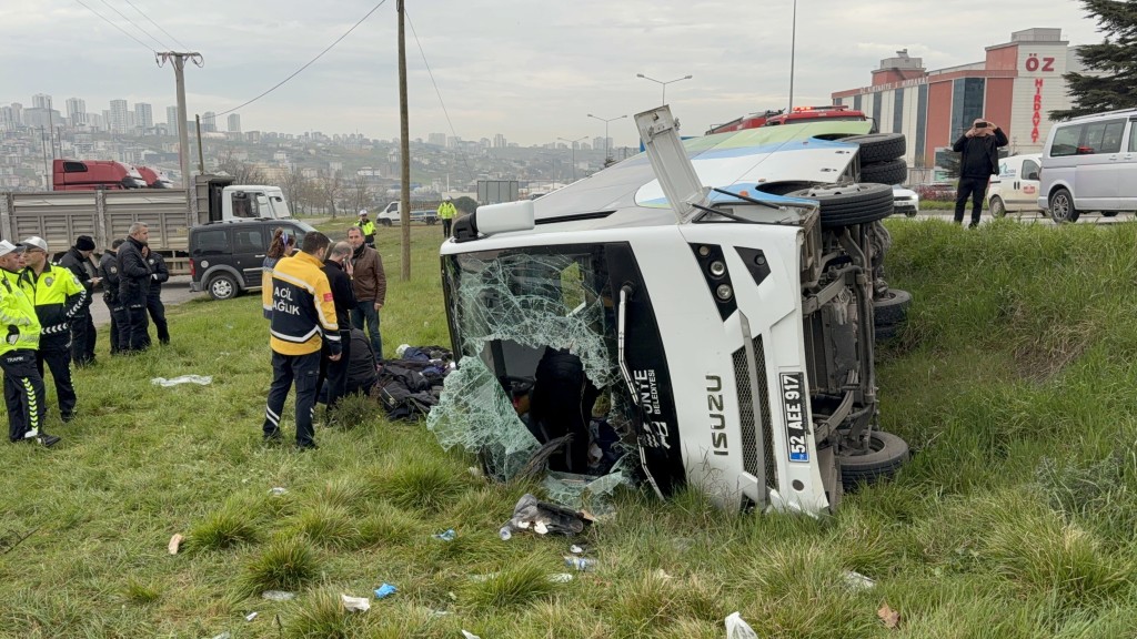 Öğrenci servisi devrildi! 15 öğrenci yaralandı