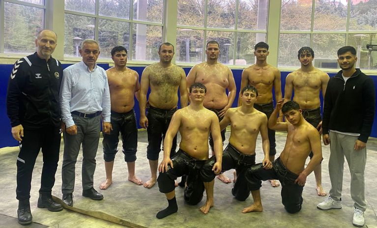 Körfezli pehlivanlar yeni sezon için kispet giydi