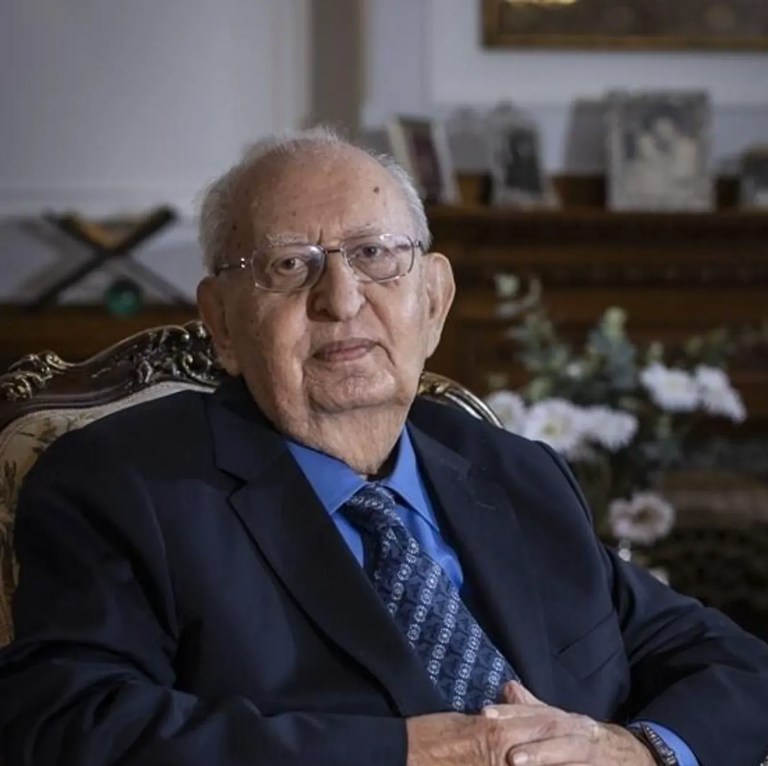 Hüsamettin Cindoruk hayatını kaybetti