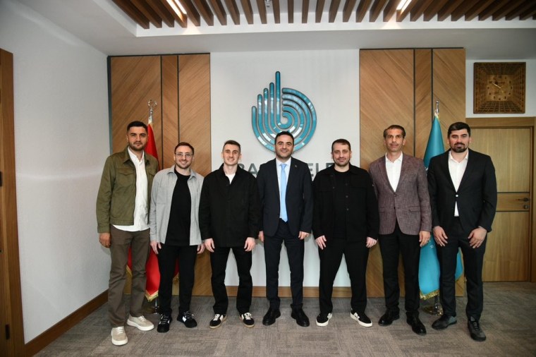 Kerem Aktürkoğlu’ndan Başkan Özlü’ye Ay-Yıldızlı Hediye