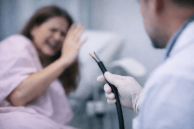 Muayenede skandal iddia: Hastaya kabloyla korku yaşattı