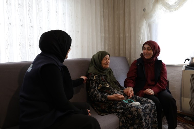 92 yaşındaki Neriman teyze’ye sürpriz doğum günü