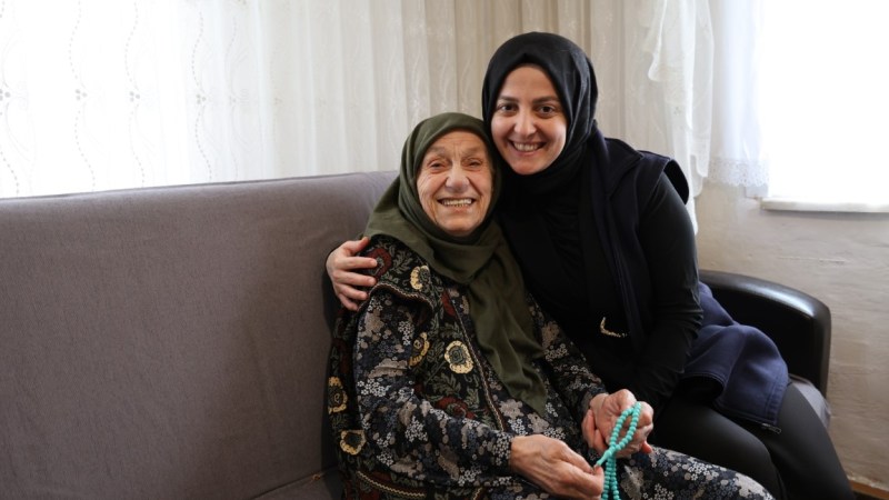 92 yaşındaki Neriman teyze’ye sürpriz doğum günü