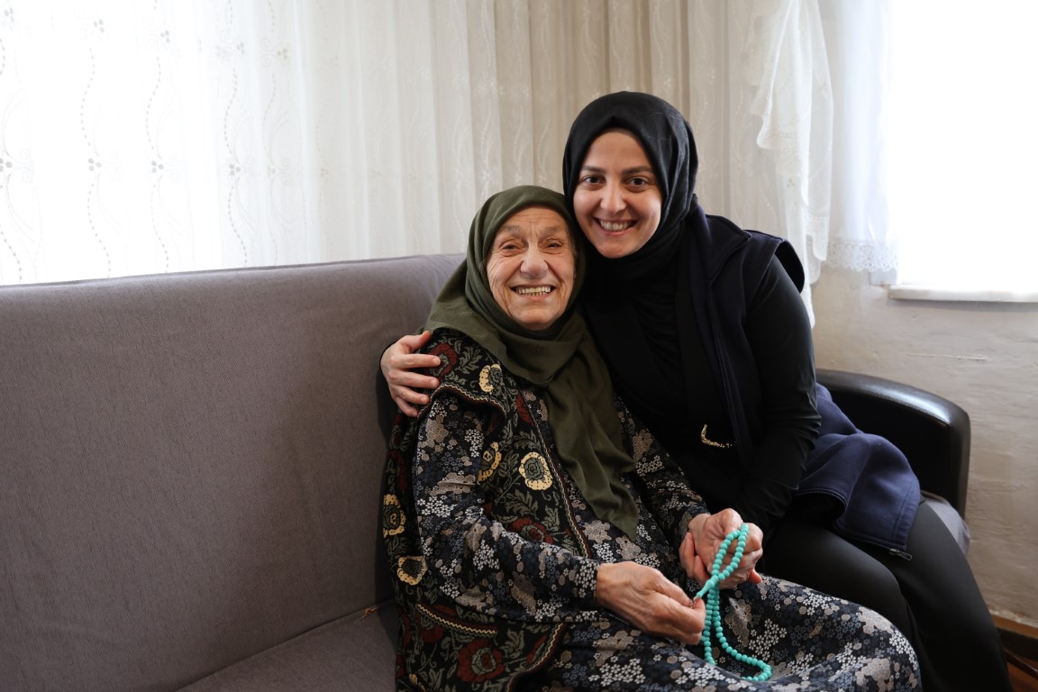 92 yaşındaki Neriman teyze’ye sürpriz doğum günü