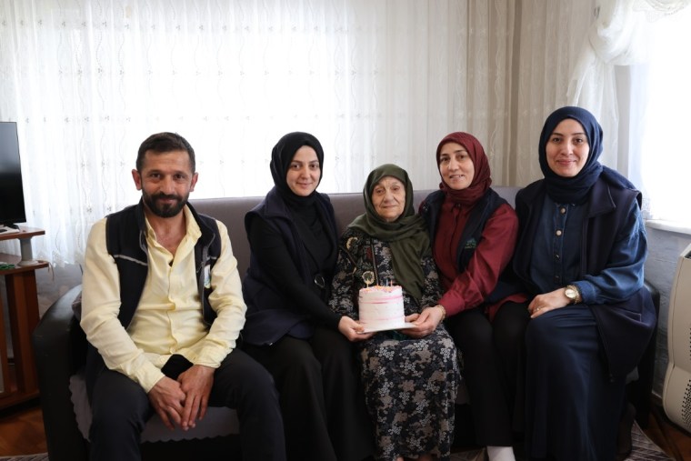 92 yaşındaki Neriman teyze’ye sürpriz doğum günü