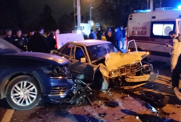 Sapanca’da feci kaza: Kartepe yolunda 5 kişi yaralandı