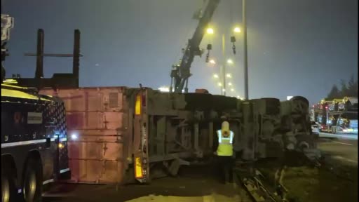 Tuzla’da devrilen tır TEM’de trafiği kilitledi