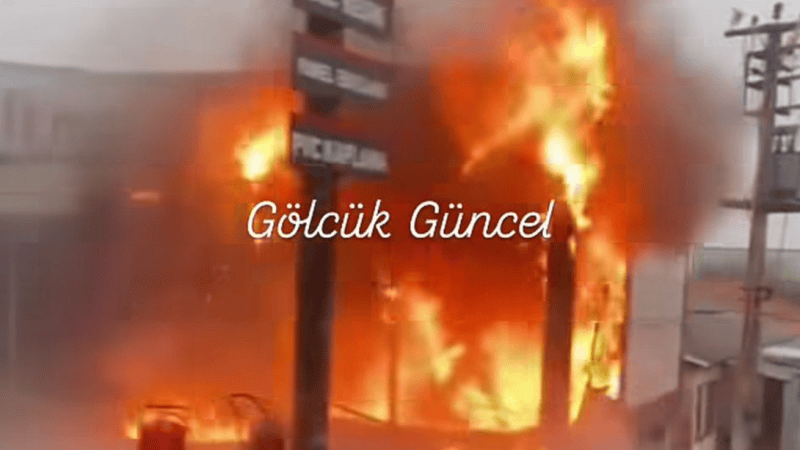 Gölcük’te mobilyacı cayır cayır yanıyor!