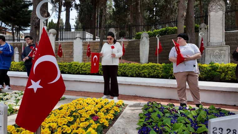 Gonca Engelsiz Yaşam Merkezi’nden şehitlere anlamlı ziyaret