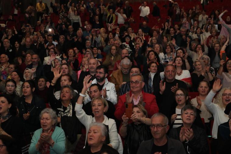 İzmit Belediyesi Türk sanat müziği korosu muhteşem bir geceye imza attı