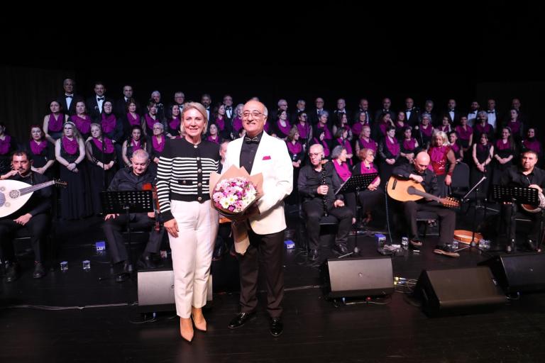 İzmit Belediyesi Türk sanat müziği korosu muhteşem bir geceye imza attı