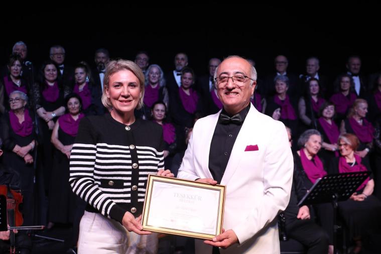 İzmit Belediyesi Türk sanat müziği korosu muhteşem bir geceye imza attı
