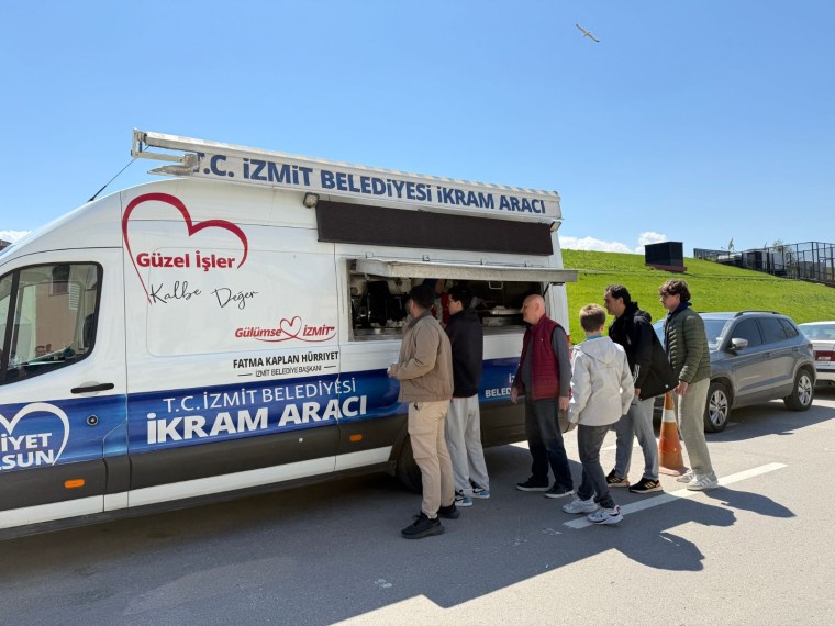 İzmit belediyesinden Cuma sonrası vatandaşa ikram