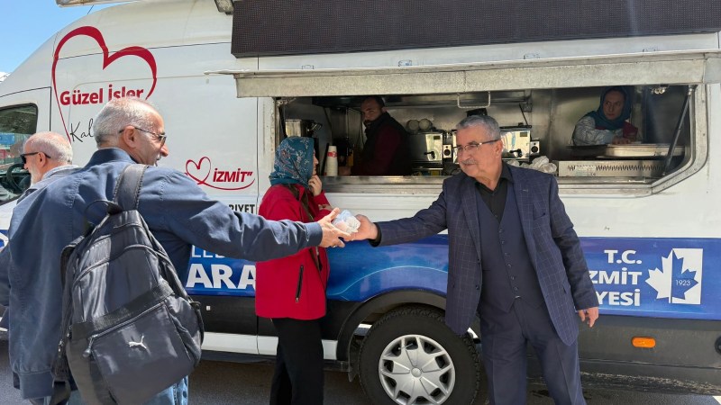 İzmit belediyesinden Cuma sonrası vatandaşa ikram