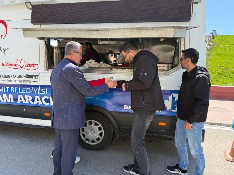 İzmit belediyesinden Cuma sonrası vatandaşa ikram