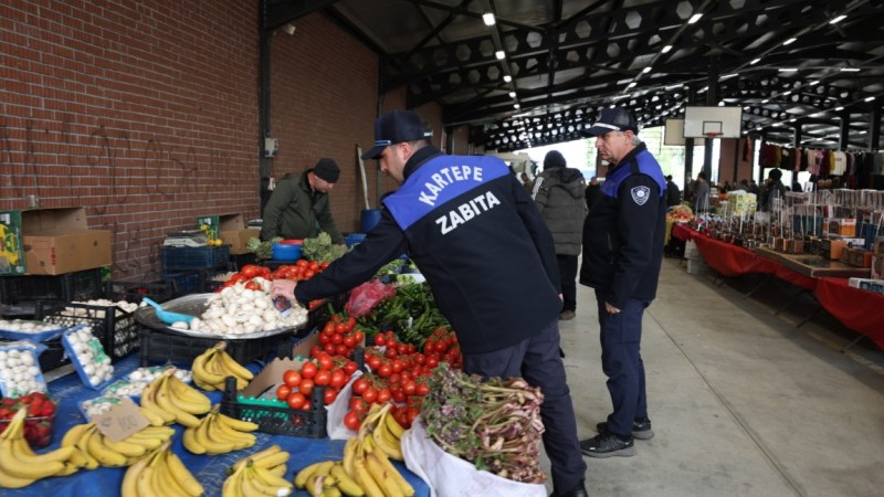 Kartepe’de pazarlarda sıkı denetim: Zabıta ürünleri tek tek tarttı