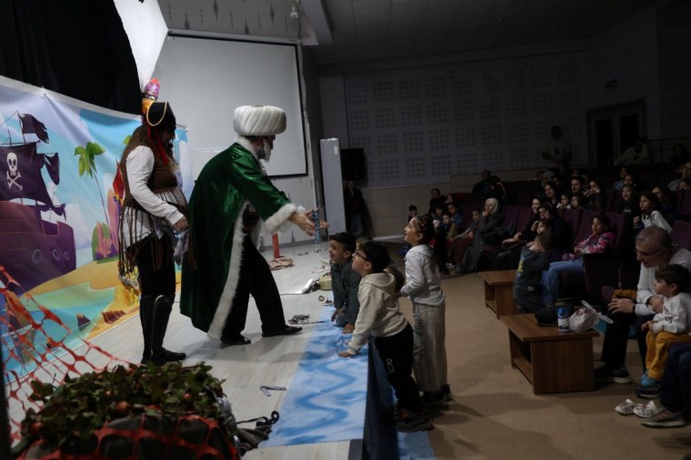 kartepe’de miniklere kahkaha dolu tiyatro şöleni