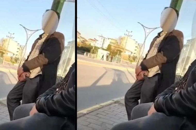 Bir otobüs durağında bekleyen, yüzü görünmeyen bir adam, yanında bir başka kişinin olduğu bir görüntü.