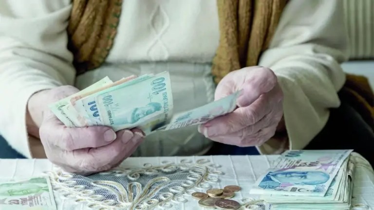 Temizlik işçileri bürokratları geçti. Emekli ikramiyeleri…