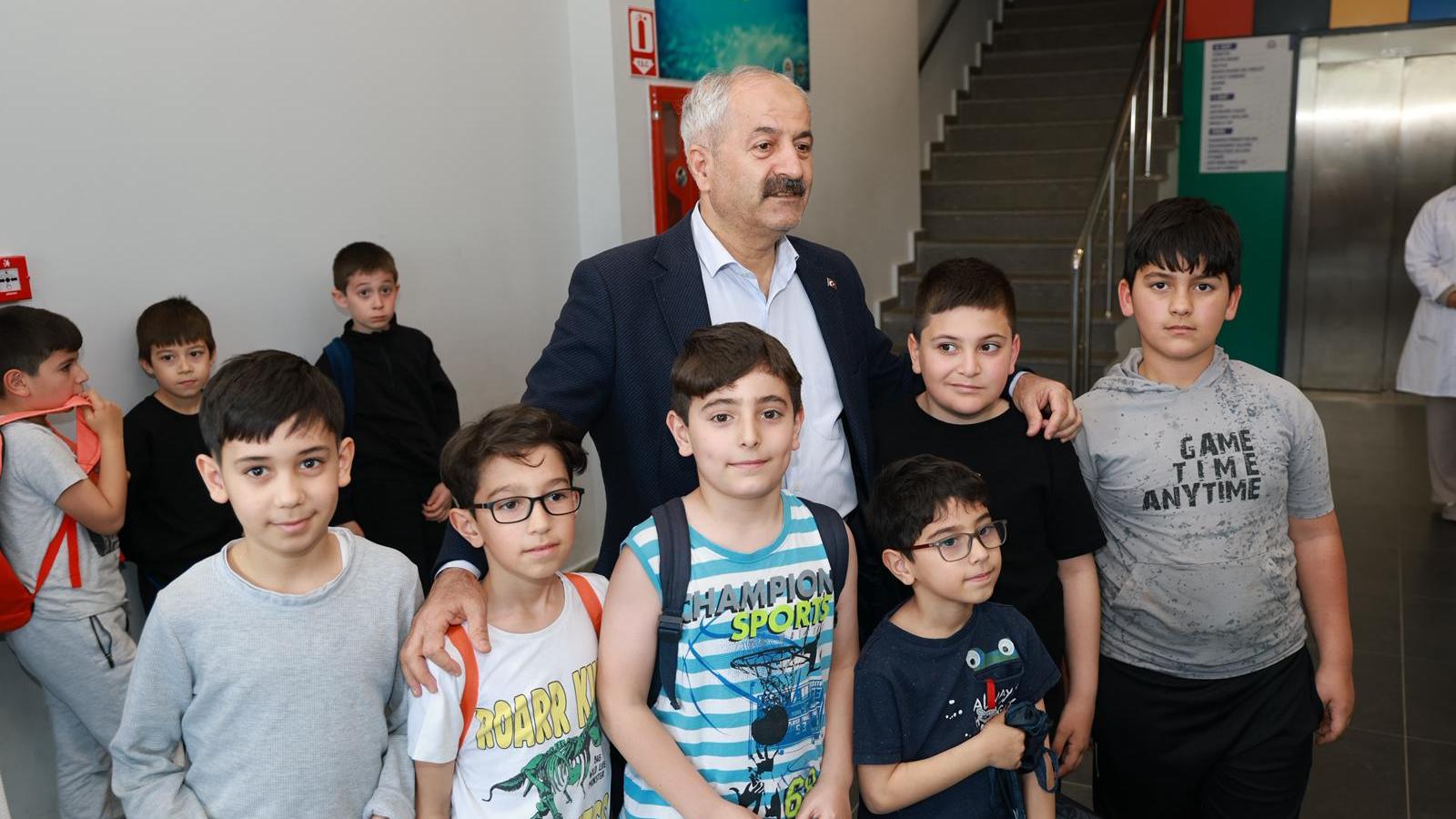 Başkan Büyükgöz minik yüzücülerle buluştu