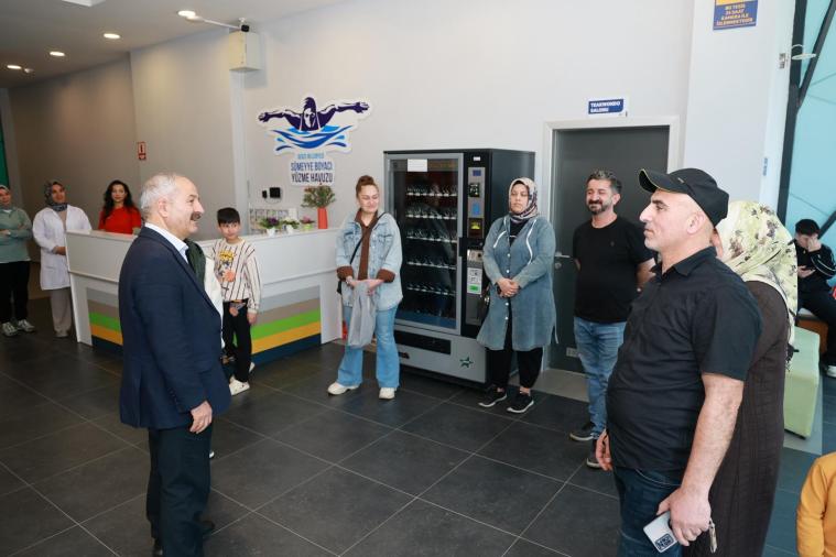 Başkan Büyükgöz minik yüzücülerle buluştu