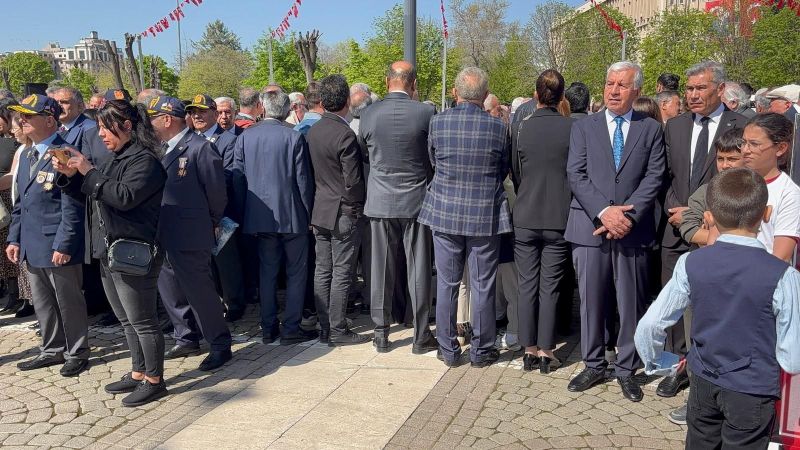 23 Nisan töreninde sırtlarını döndüler