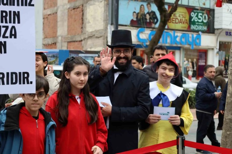 İzmit'te Edebiyat Kahramanları Sokaklarda