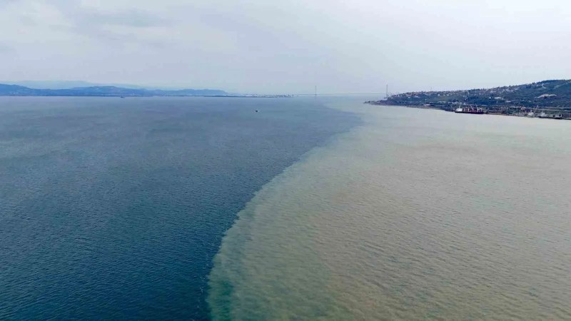 İzmit Körfezi İki Renk Oldu: Çamurlu Sular Denizi Kahverengiye Dönüştürdü