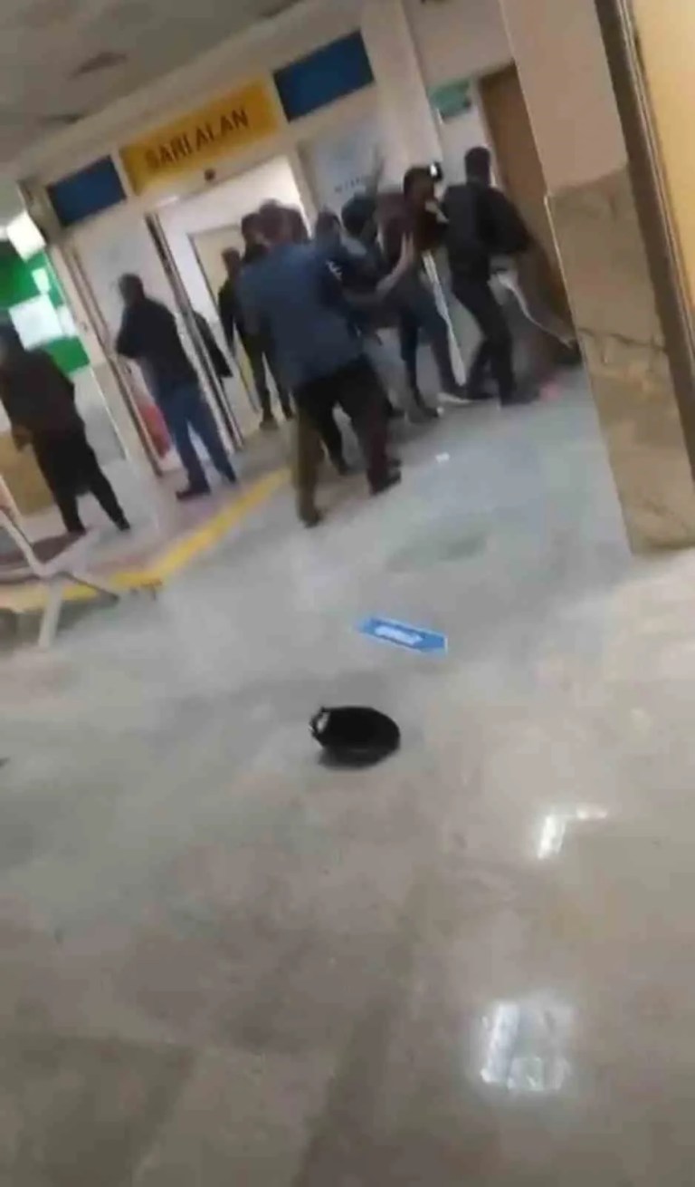 Şanlıurfa'da Hastane Acilinde Husumetli Aileler Arasında Kavga Çıktı