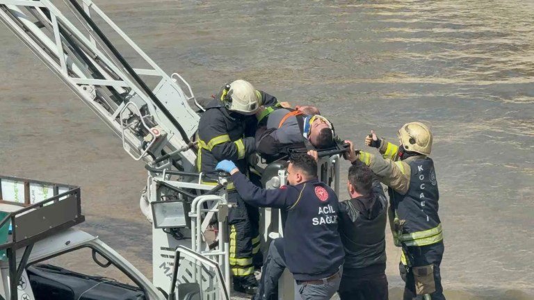 İzmit'te Dereye Uçan Kamyonet Kazasında Sürücü Hayatını Kaybetti