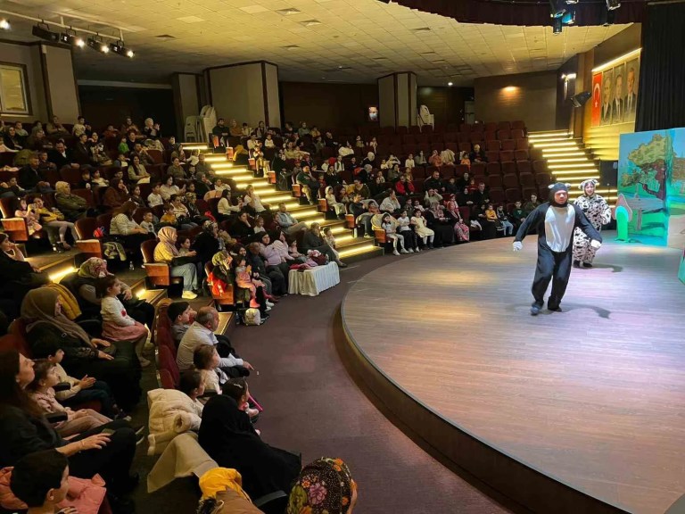 Darıca'da Çocuklar Tiyatro ile Hafta Sonunu Renklendiriyor