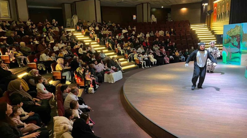 Darıca'da Çocuklar Tiyatro ile Hafta Sonunu Renklendiriyor