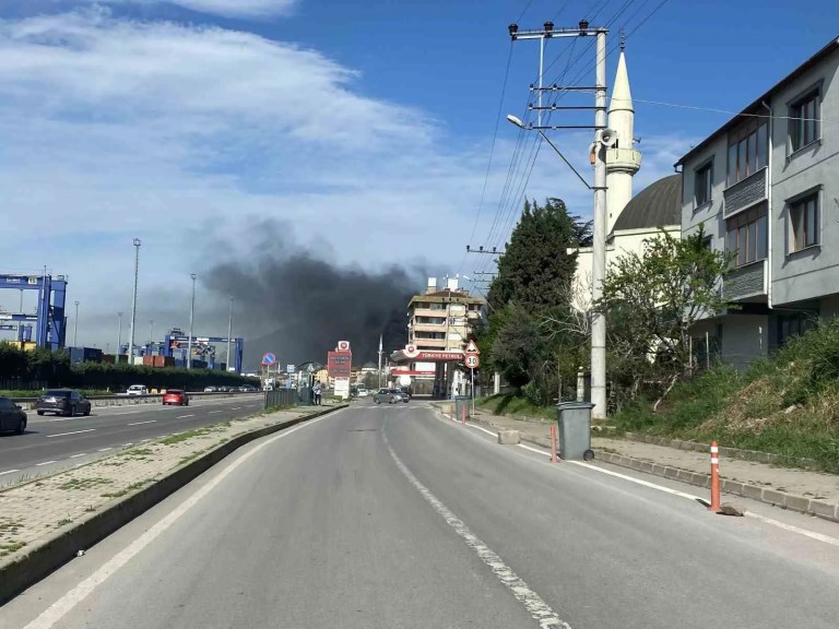 Kocaeli’de plastik fabrikasında yangın paniği