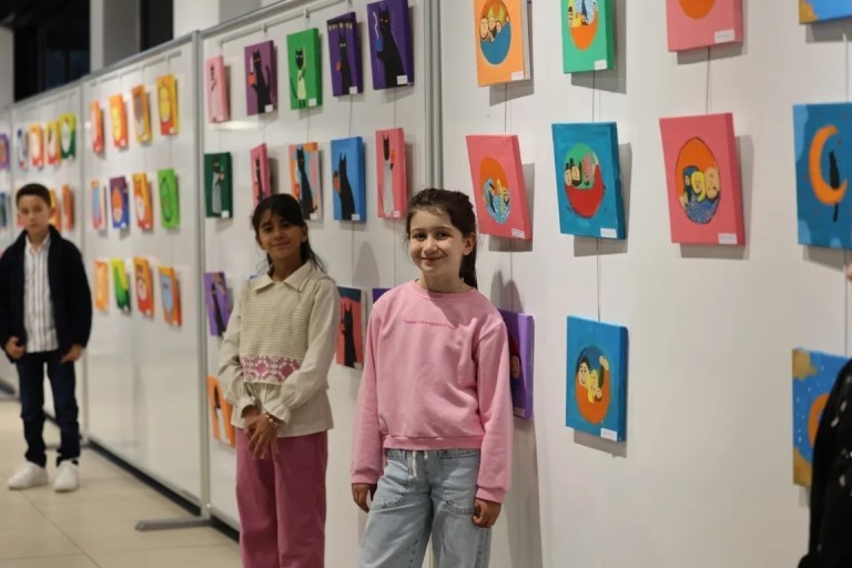 Kartepe'de Minik Ressamların Eserleri Sanat Evi'nde Sergileniyor