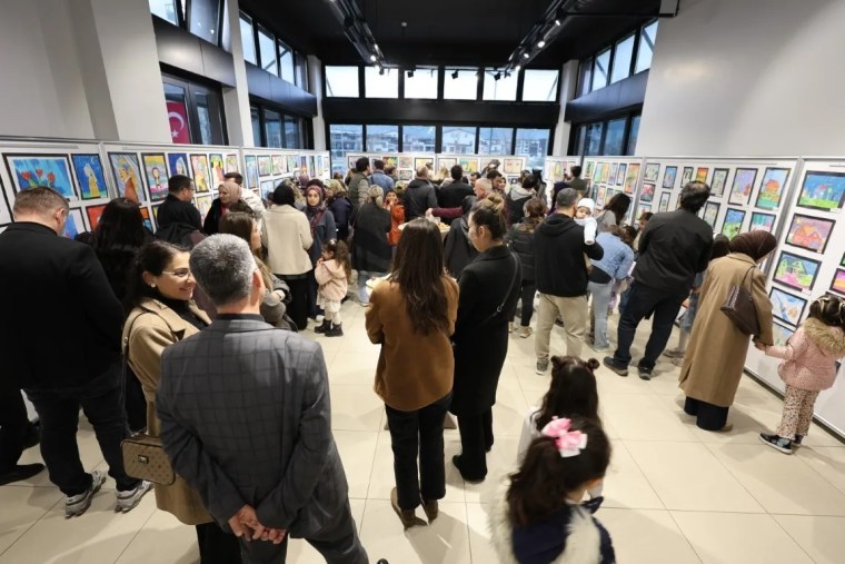 Kartepe'de Minik Ressamların Eserleri Sanat Evi'nde Sergileniyor