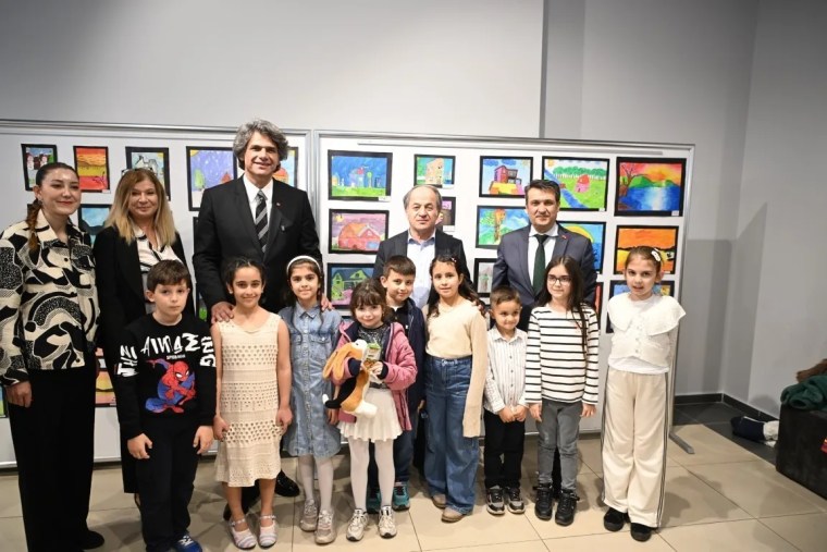 Kartepe'de Minik Ressamların Eserleri Sanat Evi'nde Sergileniyor