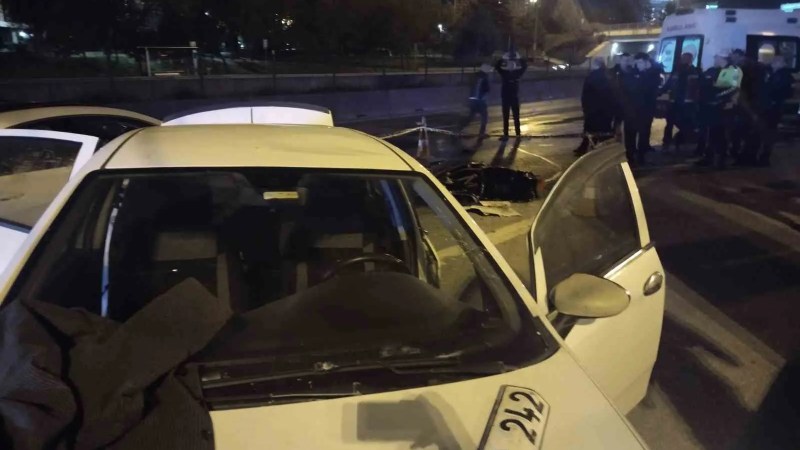 Kadıköy'de Emniyet Şeridinde Kaza: Bir Kişi Hayatını Kaybetti