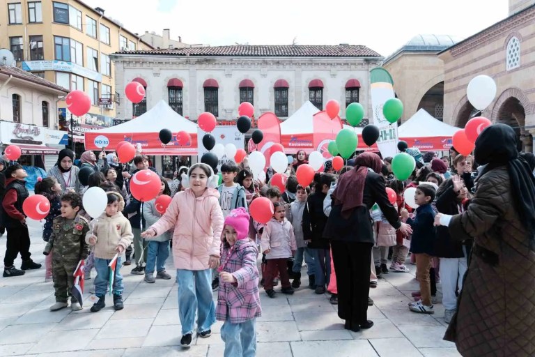Çocuklar Filistin İçin Umut Balonları Gökyüzüne Bıraktı